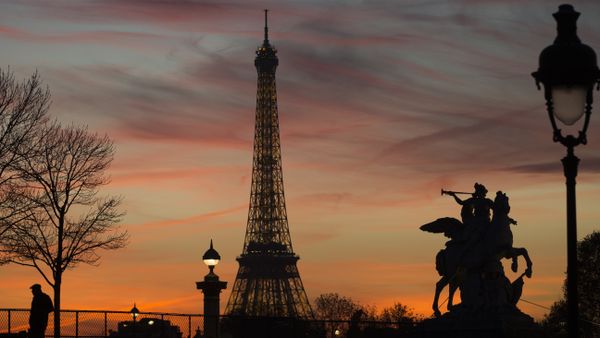A man stands near the Eiffel tower in Paris on November 10, 2015 - Sputnik International