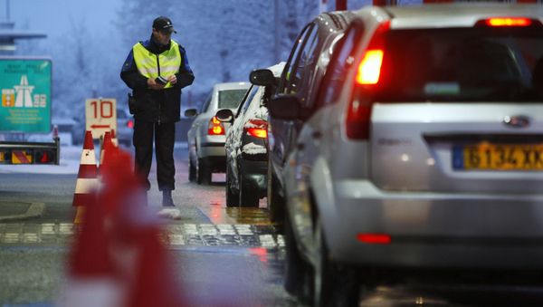 Swiss border guard hands out leaflets informing drivers crossing into Switzerland at Bardonnex (File) Swiss border guard hands out leaflets informing drivers crossing into Switzerland at Bardonnex (File) - Sputnik International