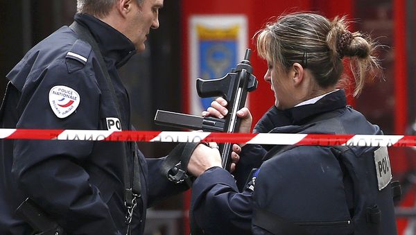 Police officers stands guard at the scene of a shooting the day after a series of deadly attacks in Paris , November 14, 2015 - Sputnik International