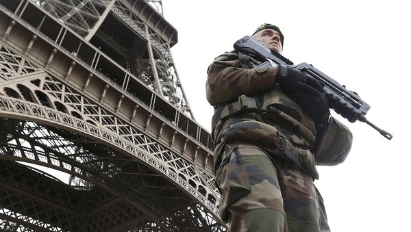 French military patrol near the Eiffel Tower the day after a series of deadly attacks in Paris , November 14, 2015 French military patrol near the Eiffel Tower the day after a series of deadly attacks in Paris , November 14, 2015 - Sputnik International