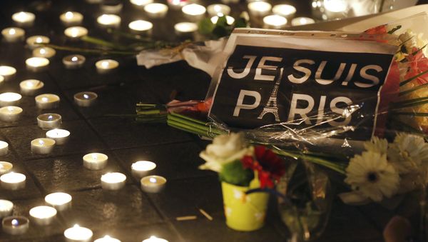 Flowers and candles are placed near the scene of a shootin the day after a series of deadly attacks in Paris , November 14, 2015 Flowers and candles are placed near the scene of a shootin the day after a series of deadly attacks in Paris , November 14, 2015 - Sputnik International