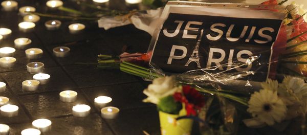 Flowers and candles are placed near the scene of a shootin the day after a series of deadly attacks in Paris , November 14, 2015 Flowers and candles are placed near the scene of a shootin the day after a series of deadly attacks in Paris , November 14, 2015 - Sputnik International