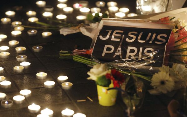 Flowers and candles are placed near the scene of a shootin the day after a series of deadly attacks in Paris , November 14, 2015 Flowers and candles are placed near the scene of a shootin the day after a series of deadly attacks in Paris , November 14, 2015 - Sputnik International
