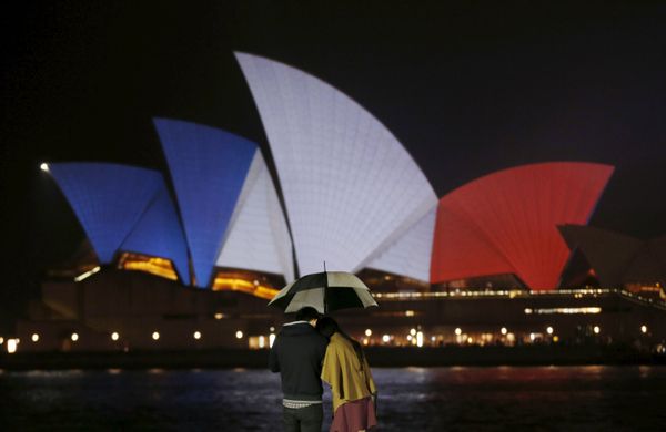 The Opera House in Sydney, Australia, lit up in the French national colors in remembrance of the victims of the November 13th Paris terror attacks. The local town hall was bathed in the French colors as well. - Sputnik International