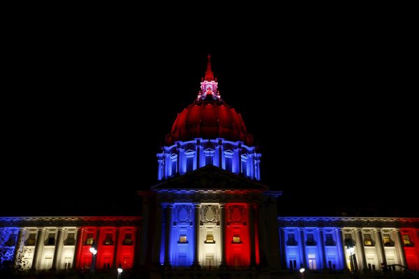 San Francisco City Hall, USA, lit up in the French national colors in solidarity with France after eight extremists wearing explosive belts attacked several venues across Paris, killing 129 people. - Sputnik International