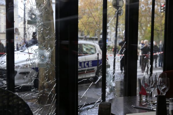Bullet impacts are seen in the window of a restaurant window the day after a series of deadly attacks in Paris , November 14, 2015 Bullet impacts are seen in the window of a restaurant window the day after a series of deadly attacks in Paris , November 14, 2015 - Sputnik International