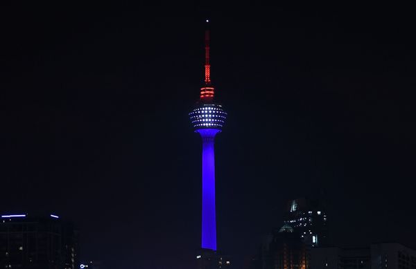 Malaysia's landmark KL Tower is lit up in red, white and blue, resembling the colours of the French flag, in Kuala Lumpur to commemorate victims of November 13th’s deadly terrorist attacks in Paris. - Sputnik International