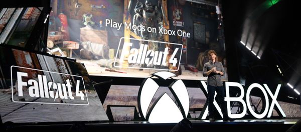 Todd Howard, Game Director, Bethesda Game Studios, demonstrates Fallout 4 at the Xbox E3 2015 Briefing on Monday, June 15, 2015 in Los Angeles. - Sputnik International