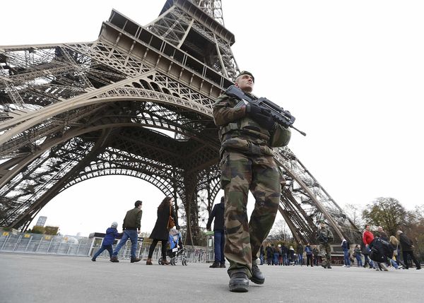 French military patrol near the Eiffel Tower the day after a series of deadly attacks in Paris , November 14, 2015 - Sputnik International