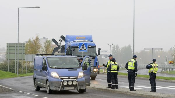 Finnish customs officers stop and inspect cars on Finland's northern border with Sweden on September 25, 2015 to prevent illegal immigration and human trafficking - Sputnik International