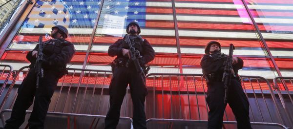 Heavily armed New York city police officers with the Strategic Response Group stand guard at the armed forces recruiting center in New York's Times Square, Saturday, Nov. 14, 2015. Police in New York say they've deployed extra units to crowded areas of the city out of an abundance of caution in the wake of the attacks in Paris, France Heavily armed New York city police officers with the Strategic Response Group stand guard at the armed forces recruiting center in New York's Times Square, Saturday, Nov. 14, 2015. Police in New York say they've deployed extra units to crowded areas of the city out of an abundance of caution in the wake of the attacks in Paris, France - Sputnik International