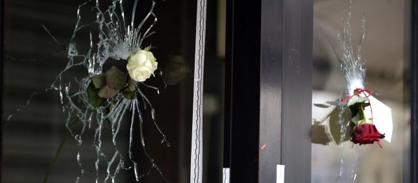 Roses are placed in bullet holes of the window of a Japanese restaurant along the Rue de Charonne in central east Paris, on November 15, 2015, two days after deadly attacks across the city - Sputnik International