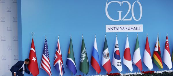 An official adjusts a Turkish national flag prior to the start of the G20 summit in Belek in the Mediterranean resort city of Antalya, Turkey, November 14, 2015 - Sputnik International