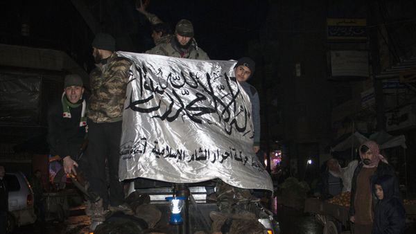Opposition fighters, wave the flag of Ahrar al-Sham brigade, as they parade in the northern Syrian city of Aleppo on February 19, 2015 the bodies of alleged government troops they said were killed in recent clashes in the Aleppo region Opposition fighters, wave the flag of Ahrar al-Sham brigade, as they parade in the northern Syrian city of Aleppo on February 19, 2015 the bodies of alleged government troops they said were killed in recent clashes in the Aleppo region - Sputnik International