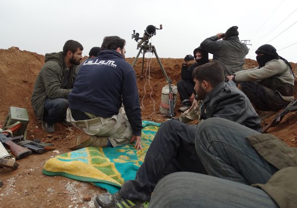 Opposition fighters from the Ahrar Al-Sham brigade, part of the Islamic front coalition, hold a position in the Sheikh Lutfi neighbourhood of the northern Syrian city of Aleppo during ongoing clashes with government forces on January 27, 2014 - Sputnik International
