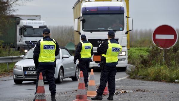 French police officers provide security as they control the crossing of vehicles on the border between the two countries, following the deadly Paris attacks, in Crespin, France, November 14, 2015 French police officers provide security as they control the crossing of vehicles on the border between the two countries, following the deadly Paris attacks, in Crespin, France, November 14, 2015 - Sputnik International
