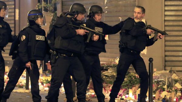Police react to a suspicious vehicle near La Carillon restaurant following a series of deadly attacks in Paris, November 15, 2015 Police react to a suspicious vehicle near La Carillon restaurant following a series of deadly attacks in Paris, November 15, 2015 - Sputnik International