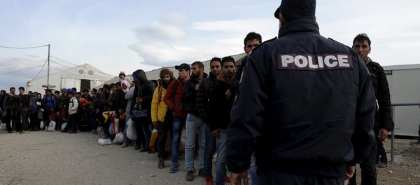 Refugees and migrants line up inside a camp, as they wait to cross Greece's border with Macedonia near the Greek village of Idomeni, November 10, 2015 Refugees and migrants line up inside a camp, as they wait to cross Greece's border with Macedonia near the Greek village of Idomeni, November 10, 2015 - Sputnik International