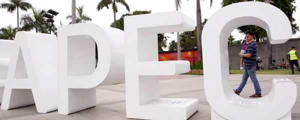 A resident carries his child past an Asia-Pacific Economic Cooperation (APEC) sign in Manila's Rizal park, where the APEC summit will be held next week, in Manila November 15, 2015 A resident carries his child past an Asia-Pacific Economic Cooperation (APEC) sign in Manila's Rizal park, where the APEC summit will be held next week, in Manila November 15, 2015 - Sputnik International