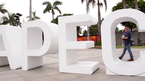 A resident carries his child past an Asia-Pacific Economic Cooperation (APEC) sign in Manila's Rizal park, where the APEC summit will be held next week, in Manila November 15, 2015 A resident carries his child past an Asia-Pacific Economic Cooperation (APEC) sign in Manila's Rizal park, where the APEC summit will be held next week, in Manila November 15, 2015 - Sputnik International