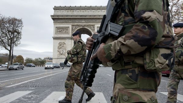 French soldiers cross the Champs Elysees avenue passing the Arc de Triomphe in Paris, Monday, Nov. 16, 2015 French soldiers cross the Champs Elysees avenue passing the Arc de Triomphe in Paris, Monday, Nov. 16, 2015 - Sputnik International