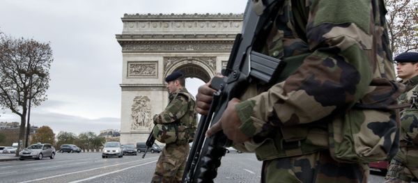 French soldiers cross the Champs Elysees avenue passing the Arc de Triomphe in Paris, Monday, Nov. 16, 2015 French soldiers cross the Champs Elysees avenue passing the Arc de Triomphe in Paris, Monday, Nov. 16, 2015 - Sputnik International