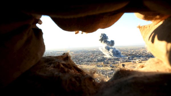 Smoke rises from the site of U.S.-led air strikes in the town of Sinjar, November 12, 2015. - Sputnik International