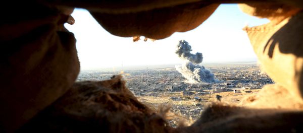 Smoke rises from the site of U.S.-led air strikes in the town of Sinjar, November 12, 2015. Smoke rises from the site of U.S.-led air strikes in the town of Sinjar, November 12, 2015. - Sputnik International