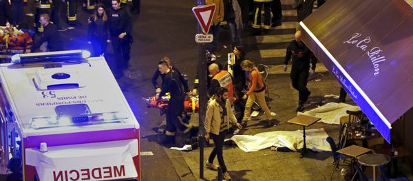 French fire brigade members aid an injured individual near the Bataclan concert hall following fatal shootings in Paris, France, November 13, 2015 - Sputnik International