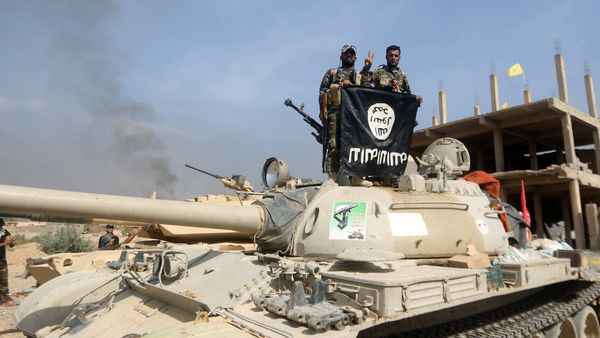 Iraqi Shiite fighters from the Popular Mobilisation units, fighting alongside Iraqi government forces, display, upside down, the flag of the Islamic State (IS) group during a military operation aimed at the centre of Baiji, some 200 kilometres north of Baghdad on October 19, 2015 - Sputnik International