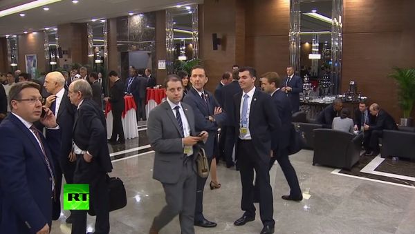 Full video of a man 'eavesdropping' on Putin & Obama at G20 - Sputnik International