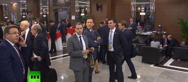 Full video of a man 'eavesdropping' on Putin & Obama at G20 - Sputnik International
