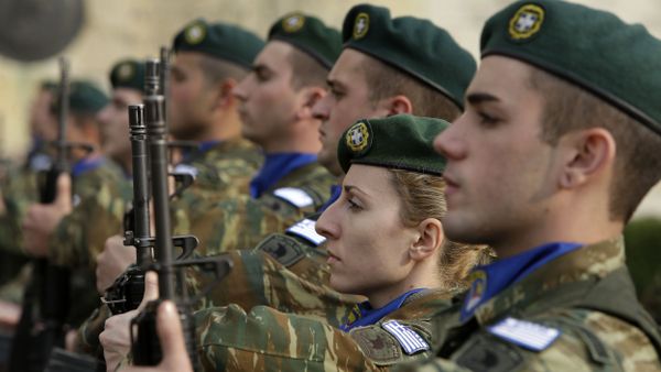 Members of a Marine Corps guard of honor present arms during a wreath-laying ceremony at the Unknown Soldier's Tomb in Athens on Tuesday, Jan. 14, 2014 - Sputnik International