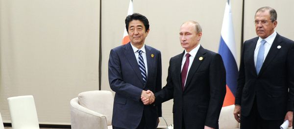 Japanese Prime Minister Shinzo Abe, left, shakes hands with Russian President Vladimir Putin prior their talks during the G-20 Summit in Antalya, Turkey, Monday, Nov. 16, 2015 - Sputnik International