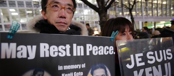People gather to mourn two Japanese hostages, Kenji Goto and Haruna Yukawa, who were killed by the Islamic State group, in Tokyo, Sunday, Feb. 8, 2015 - Sputnik International