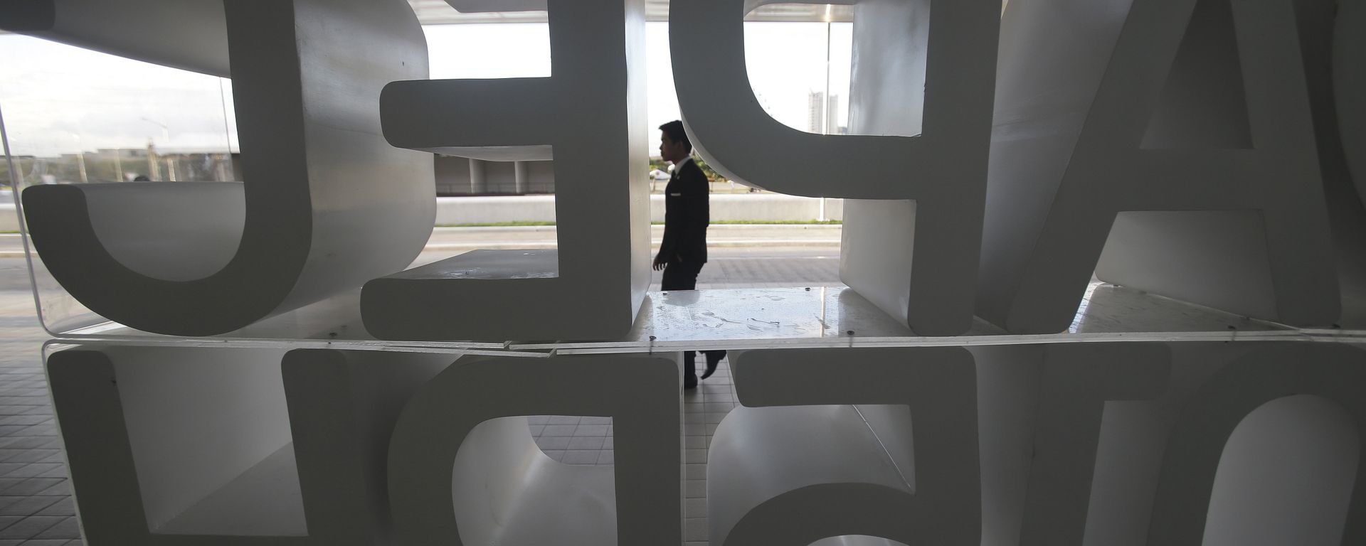 A man walks in front of the APEC 2015 logo in Manila, Philippines on Sunday, Nov. 15, 2015 A man walks in front of the APEC 2015 logo in Manila, Philippines on Sunday, Nov. 15, 2015 - Sputnik International, 1920, 06.10.2026