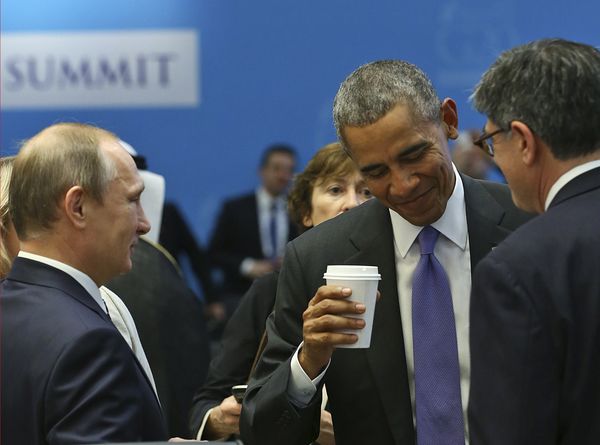 U.S. President Barack Obama , right, talks with Russian President Vladimir Putin, left, prior to a session of the G-20 Summit in Antalya, Turkey, Monday, Nov. 16, 2015 - Sputnik International