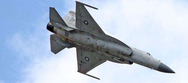 The JF-17 Thunder multi-role fighter jointly developed by China and Pakistan performs its demonstration flight at the Paris Air Show in Le Bourget, north of Paris, Tuesday June 16, 2015 - Sputnik International