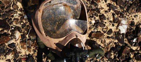 An oxygen mask on the crash site of the Airbus A321 that was carrying out Kogalymavia Flight 9268 from Sharm el-Sheikh to St. Petersburg, 100 km south of El Arish in the northern Sinai Peninsula - Sputnik International