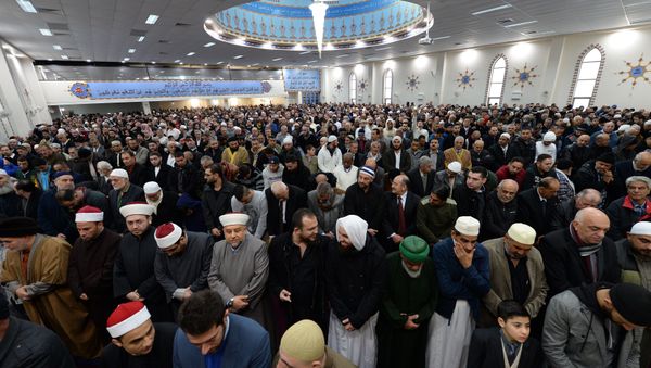 Muslims listen Eid al-Fitr sermons at the Lakemba Mosque in western Sydney on July 28, 2014 - Sputnik International