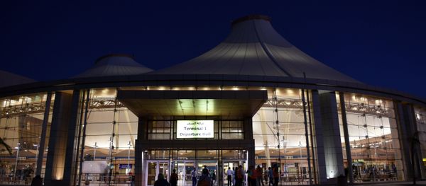 Tourists arrive at the airport's departure hall in Egypt's Red Sea resort of Sharm El-Sheikh on November 13, 2015 - Sputnik International