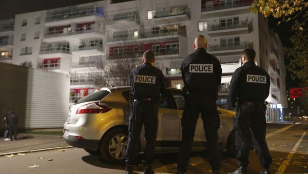 French police secure the area outside a housing comples as police conduct a door-to-door search operation in the Neudorf neighborhood in Strasbourg, France, November 16, 2015 - Sputnik International