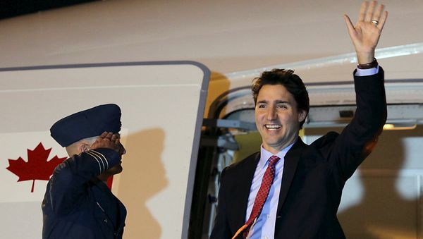 Canadian Prime Minister Justin Trudeau waves to the media upon his arrival at Ninoy Aquino International Airport, Manila November 17, 2015, to attend the Asia-Pacific Economic Cooperation (APEC) summit - Sputnik International