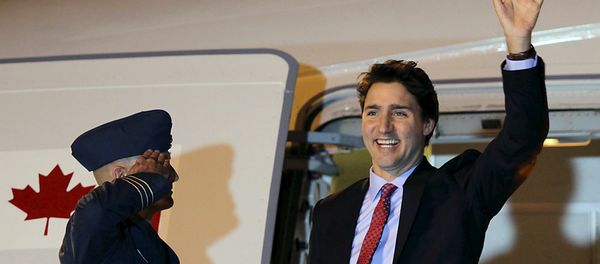 Canadian Prime Minister Justin Trudeau waves to the media upon his arrival at Ninoy Aquino International Airport, Manila November 17, 2015, to attend the Asia-Pacific Economic Cooperation (APEC) summit - Sputnik International