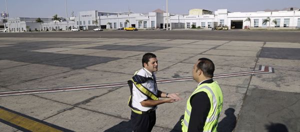 Ground personnel oversee the departure of an Egyptair Express flight bound for Cairo at Sharm el-Sheikh Airport in south Sinai, Egypt, Monday, Nov. 9, 2015 Ground personnel oversee the departure of an Egyptair Express flight bound for Cairo at Sharm el-Sheikh Airport in south Sinai, Egypt, Monday, Nov. 9, 2015 - Sputnik International