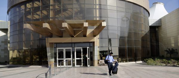 A passenger walks to a shuttle bus to board a plane at Sharm el-Sheikh Airport, south Sinai, Egypt, Monday, Nov. 9, 2015 A passenger walks to a shuttle bus to board a plane at Sharm el-Sheikh Airport, south Sinai, Egypt, Monday, Nov. 9, 2015 - Sputnik International