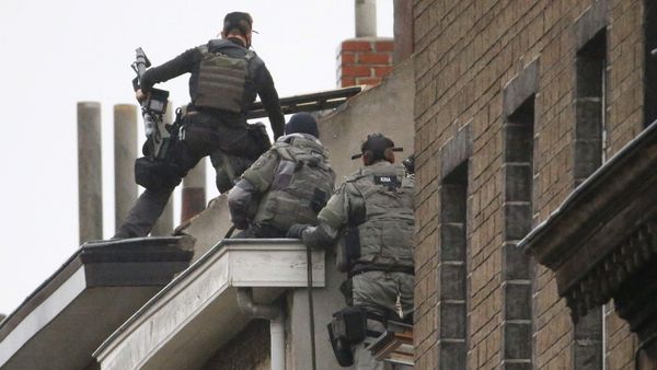 Belgian special forces police climb high on an apartment block during a raid, in search of suspected muslim fundamentalists linked to the deadly attacks in Paris, in the Brussels suburb of Molenbeek, November 16. 2015 Belgian special forces police climb high on an apartment block during a raid, in search of suspected muslim fundamentalists linked to the deadly attacks in Paris, in the Brussels suburb of Molenbeek, November 16. 2015 - Sputnik International