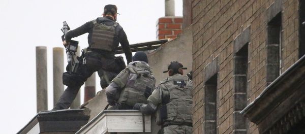 Belgian special forces police climb high on an apartment block during a raid, in search of suspected muslim fundamentalists linked to the deadly attacks in Paris, in the Brussels suburb of Molenbeek, November 16. 2015 Belgian special forces police climb high on an apartment block during a raid, in search of suspected muslim fundamentalists linked to the deadly attacks in Paris, in the Brussels suburb of Molenbeek, November 16. 2015 - Sputnik International