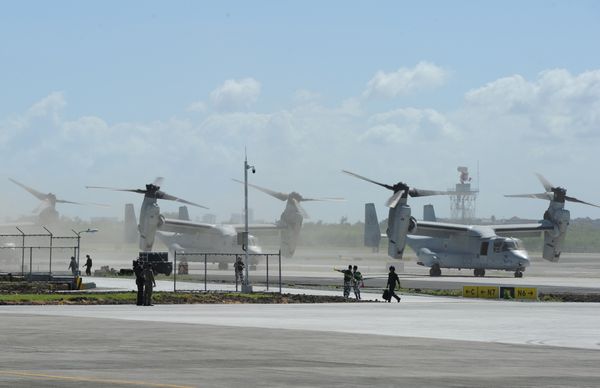 US Marine V-22 Osprey aircraft (R) taxi on the tarmac after the arrival of US President Barack Obama at the international airport in Manila on November 17, 2015, to attend the Asia-Pacific Economic Cooperation (APEC) summit US Marine V-22 Osprey aircraft (R) taxi on the tarmac after the arrival of US President Barack Obama at the international airport in Manila on November 17, 2015, to attend the Asia-Pacific Economic Cooperation (APEC) summit - Sputnik International