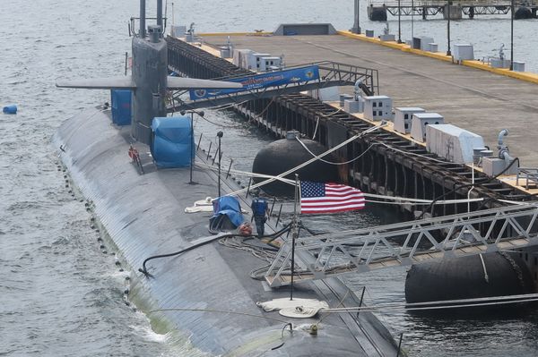 USS Chicago (SSN 721), a Los Angeles class fast-attack submarine, is anchored at Subic Bay port on August 6, 2015, after arriving on August 4 as part of its deployment in the Western Pacific USS Chicago (SSN 721), a Los Angeles class fast-attack submarine, is anchored at Subic Bay port on August 6, 2015, after arriving on August 4 as part of its deployment in the Western Pacific - Sputnik International